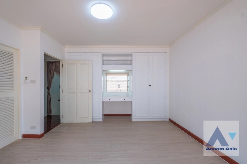 12  3 br Townhouse for rent and sale in Sukhumvit ,Bangkok BTS Ekkamai AA41105