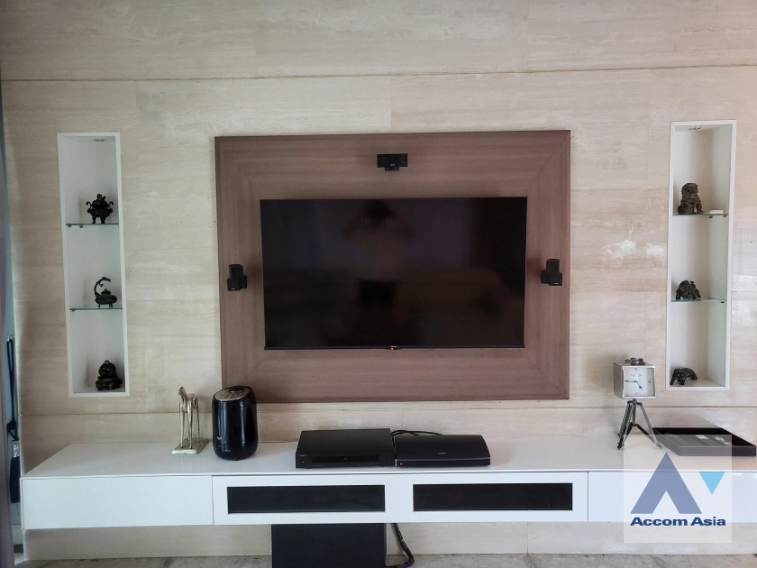 unit 6 Bedrooms  House For Sale in ,   (AA41146)