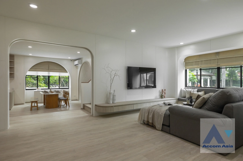 unit 4 Bedrooms  House For Sale in Petchkasem, Bangkok  (AA41148)