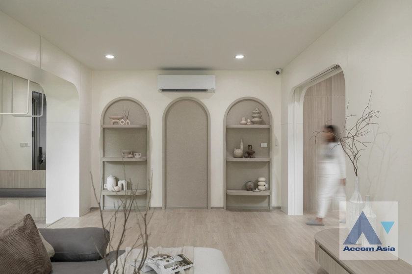 unit 4 Bedrooms  House For Sale in Petchkasem, Bangkok  (AA41148)