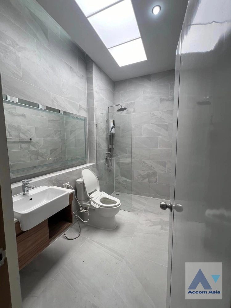 8  4 br House For Rent in Sukhumvit ,Bangkok BTS Ekkamai AA41201