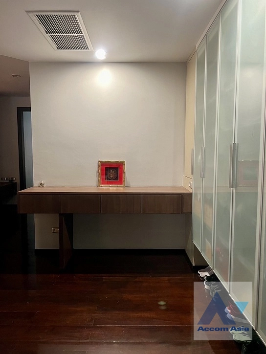 unit 3 Bedrooms  Condominium For Sale in Sukhumvit, Bangkok  near BTS Thong Lo (AA41251)