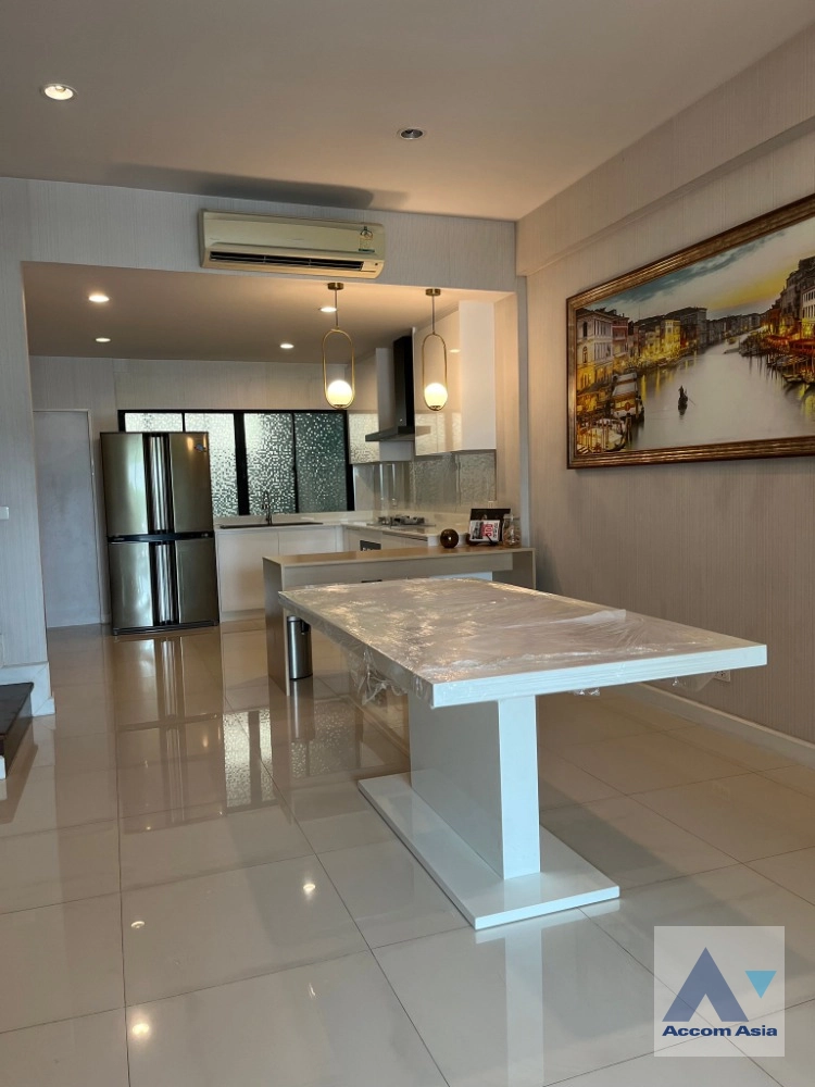 unit 3 Bedrooms  House For Rent & Sale in Sukhumvit, Bangkok  near BTS On Nut (AA41253)