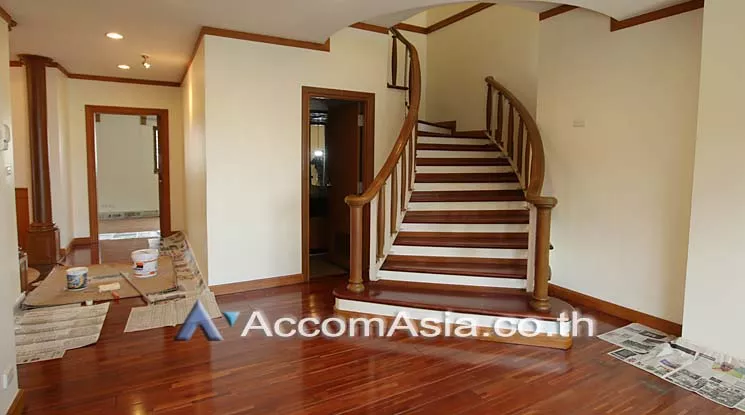 6  4 br Apartment For Rent in Sathorn ,Bangkok BTS Chong Nonsi at Cozy Low-rise Apartment in Sathorn, Walk to BTS 6 mins. 1004403