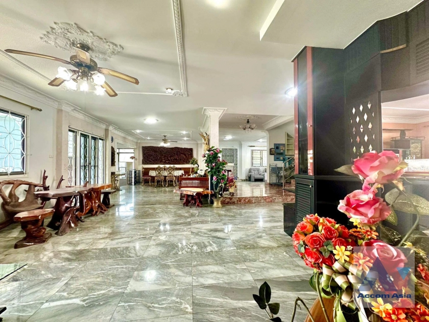 13  7 br House For Rent in Dusit ,Bangkok  AA41313