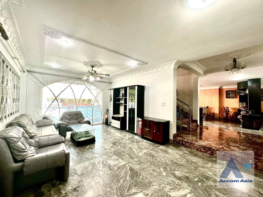 10  7 br House For Rent in Dusit ,Bangkok  AA41313