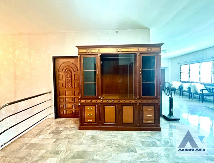 33  7 br House For Rent in Dusit ,Bangkok  AA41313