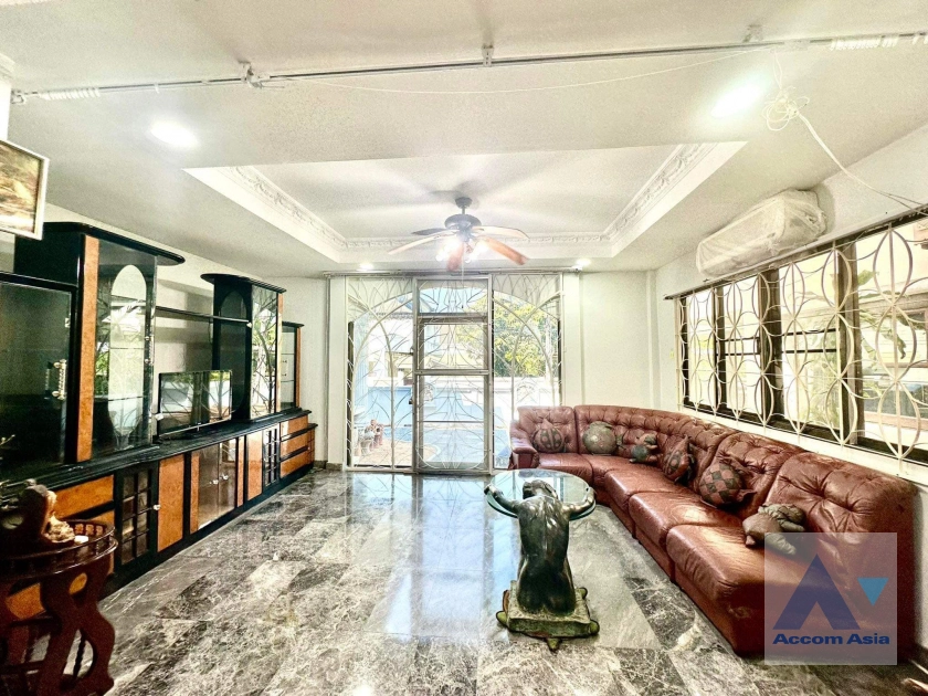 23  7 br House For Rent in Dusit ,Bangkok  AA41313