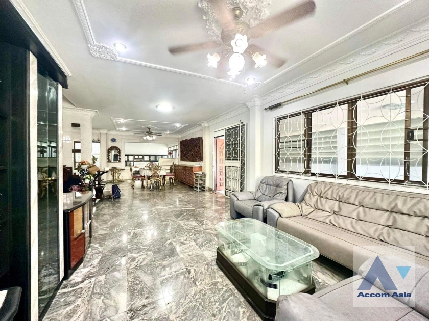 9  7 br House For Rent in Dusit ,Bangkok  AA41313