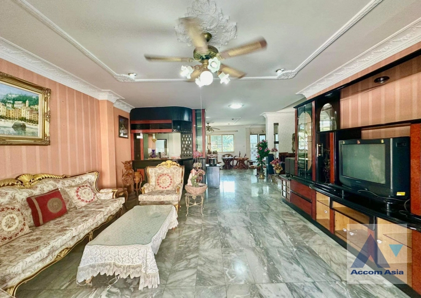 6  7 br House For Rent in Dusit ,Bangkok  AA41313