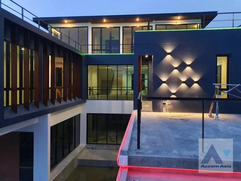  2  8 br House For Sale in Sukhumvit ,Bangkok BTS Bang Na AA41325