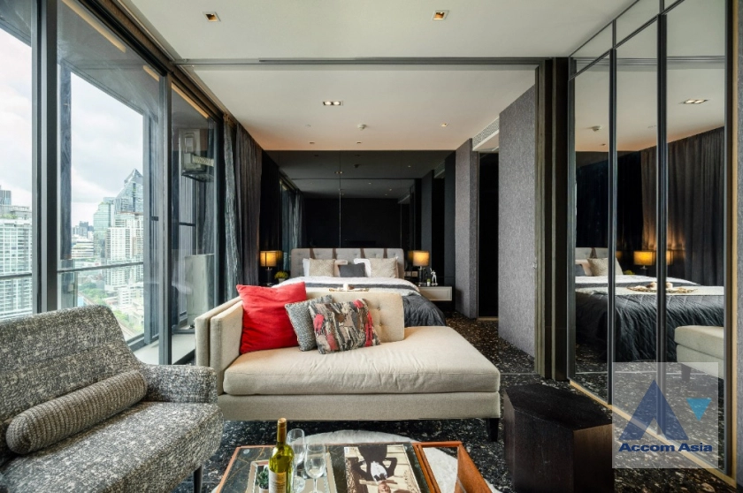 unitSleek high-floor condominium with bold style in Sukhumvit (AA41343)