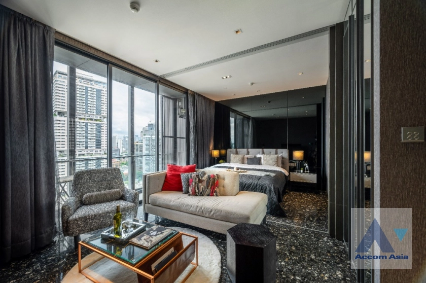 unitSleek high-floor condominium with bold style in Sukhumvit (AA41343)