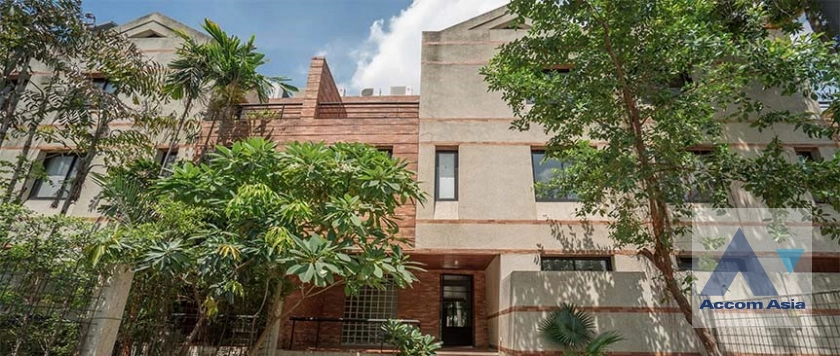 unit 4 Bedrooms  House For Rent in Sukhumvit, Bangkok  near BTS Thong Lo (AA41385)