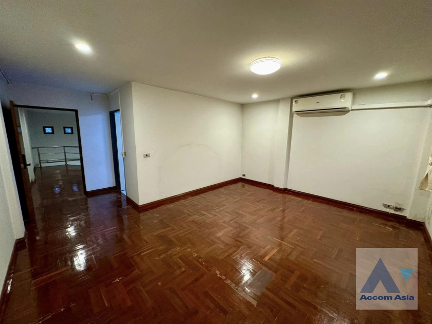 12  4 br House For Rent in Lat Phrao ,Bangkok BTS Sena Nikhom AA41417