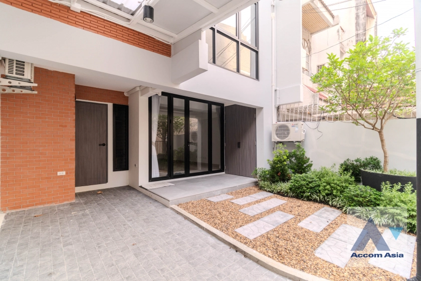 unitPet friendly |  3 Bedrooms  House For Rent & Sale in Ploenchit, Bangkok  near BTS Ploenchit (AA41427)