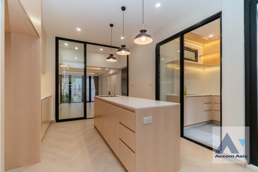 unitPet friendly |  3 Bedrooms  House For Rent & Sale in Ploenchit, Bangkok  near BTS Ploenchit (AA41427)