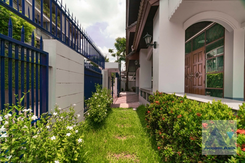 50  3 br House For Rent in Sukhumvit ,Bangkok BTS Thong Lo AA41449