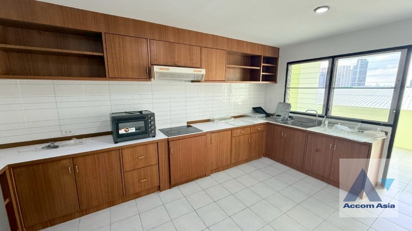 unit 3 Bedrooms  Apartment For Rent & Sale in Sukhumvit, Bangkok  near BTS Ekkamai (AA41462)
