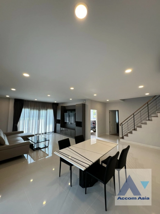 unit 4 Bedrooms  House For Rent in Phaholyothin, Bangkok  (AA41484)