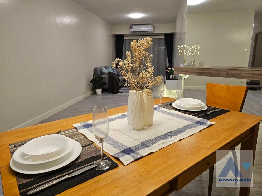 unit 3 Bedrooms  Condominium For Sale in Sathorn, Bangkok  near BRT Wat Dan (AA41498)