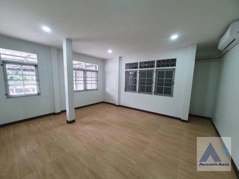 unitHome Office |  3 Bedrooms  House For Rent in Ratchadaphisek, Bangkok  near MRT Thailand Cultural Center (AA41561)