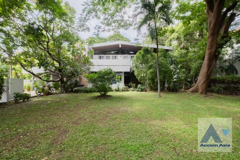 unit 4 Bedrooms  House For Rent in Sukhumvit, Bangkok  near BTS Ekkamai (AA41570)