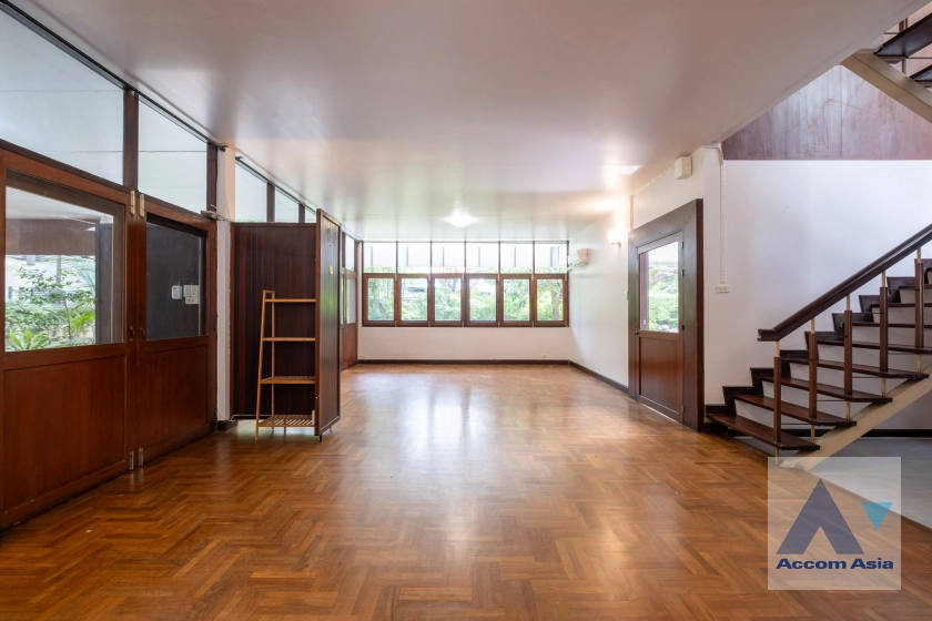 unit 4 Bedrooms  House For Rent in Sukhumvit, Bangkok  near BTS Ekkamai (AA41570)