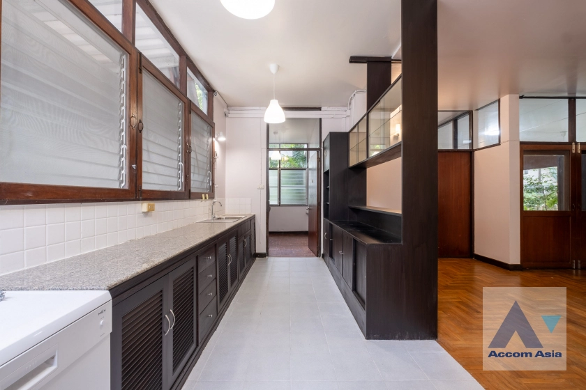 unit 4 Bedrooms  House For Rent in Sukhumvit, Bangkok  near BTS Ekkamai (AA41570)