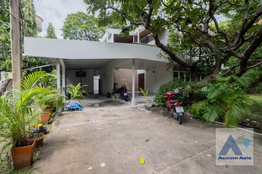 unit 4 Bedrooms  House For Rent in Sukhumvit, Bangkok  near BTS Ekkamai (AA41570)