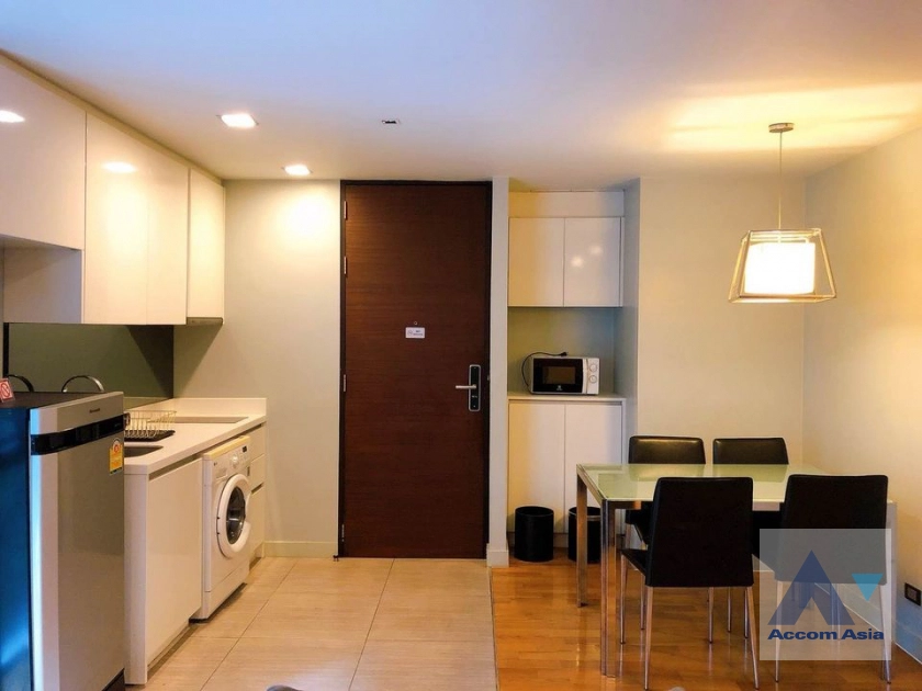 unit 2 Bedrooms  Condominium For Rent in Silom, Bangkok  near BTS Chong Nonsi (AA41577)