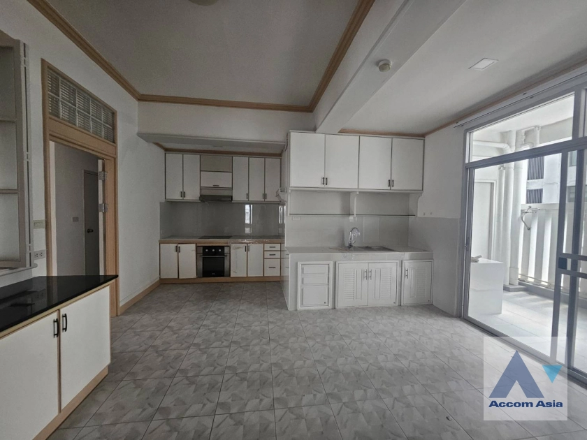 unitPet friendly |  3 Bedrooms  Apartment For Rent & Sale in Sukhumvit, Bangkok  near BTS Thong Lo (AA41578)