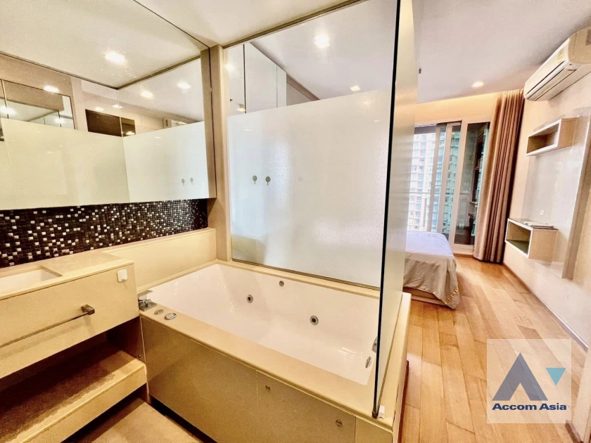 unit 1 Bedroom  Condominium For Sale in Silom, Bangkok  near BTS Chong Nonsi (AA41579)