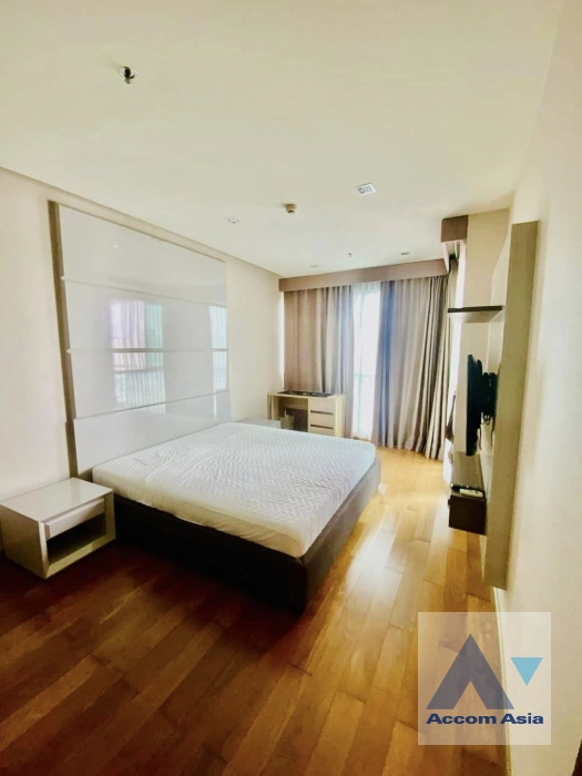 unit 1 Bedroom  Condominium For Sale in Silom, Bangkok  near BTS Chong Nonsi (AA41579)