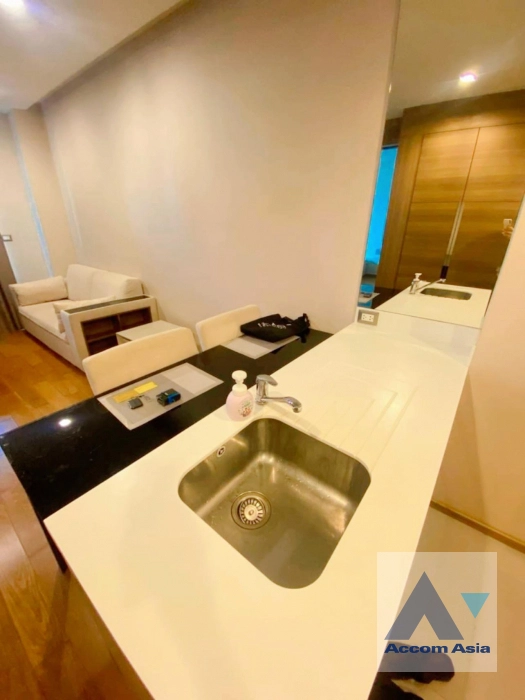 unit 1 Bedroom  Condominium For Sale in Silom, Bangkok  near BTS Chong Nonsi (AA41579)