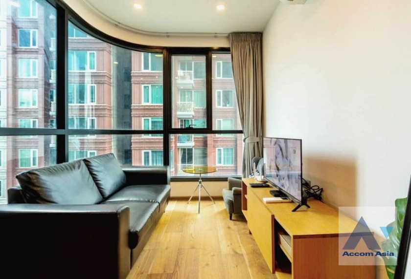 Fully Furnished |  Q Chidlom - Phetchaburi Condominium  1 Bedroom for Rent BTS Chitlom in  