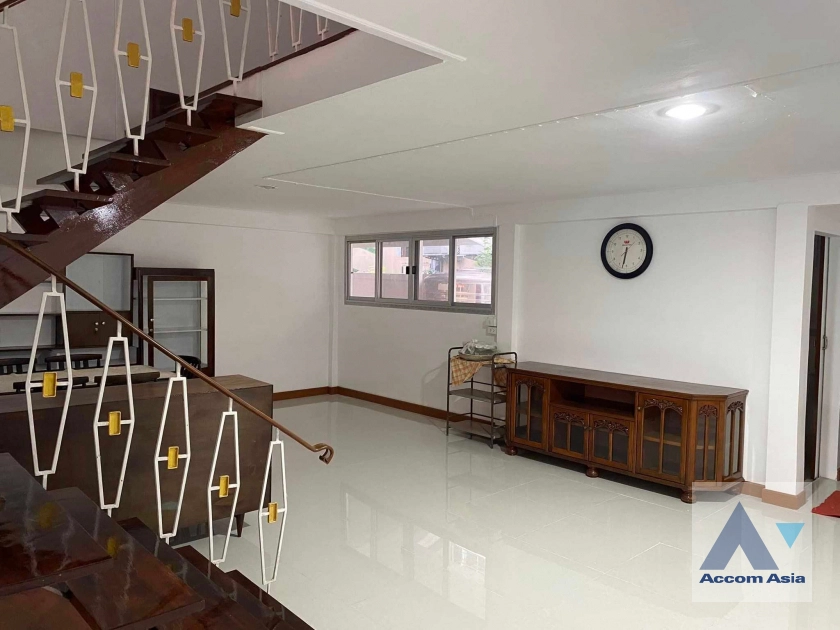 6  2 br House for rent and sale in Ploenchit ,Bangkok MRT Lat Phrao AA41602