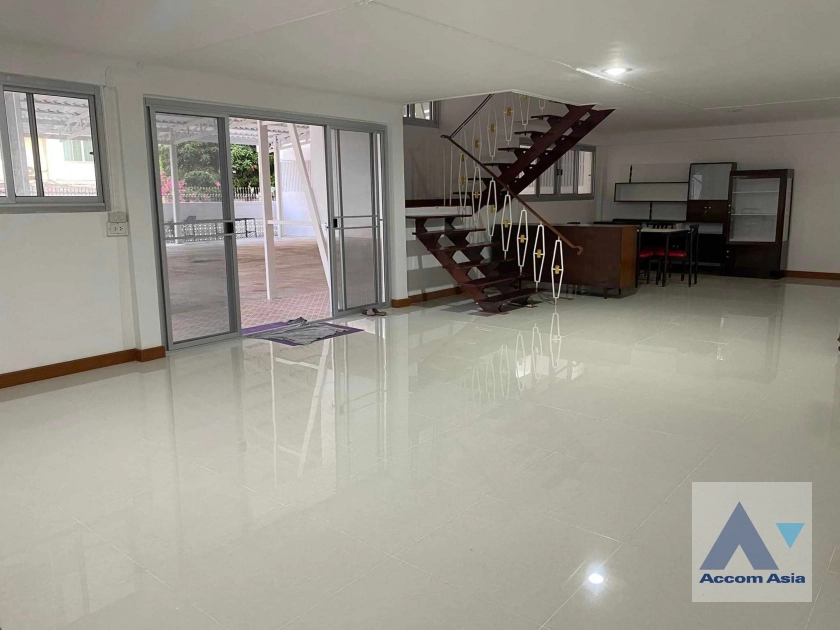  1  2 br House for rent and sale in Ploenchit ,Bangkok MRT Lat Phrao AA41602