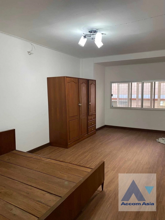 10  2 br House for rent and sale in Ploenchit ,Bangkok MRT Lat Phrao AA41602