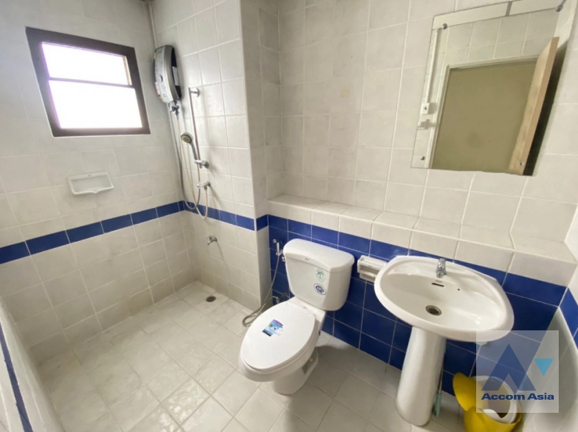 13  3 br Townhouse For Sale in Lat Phrao ,Bangkok  AA41606