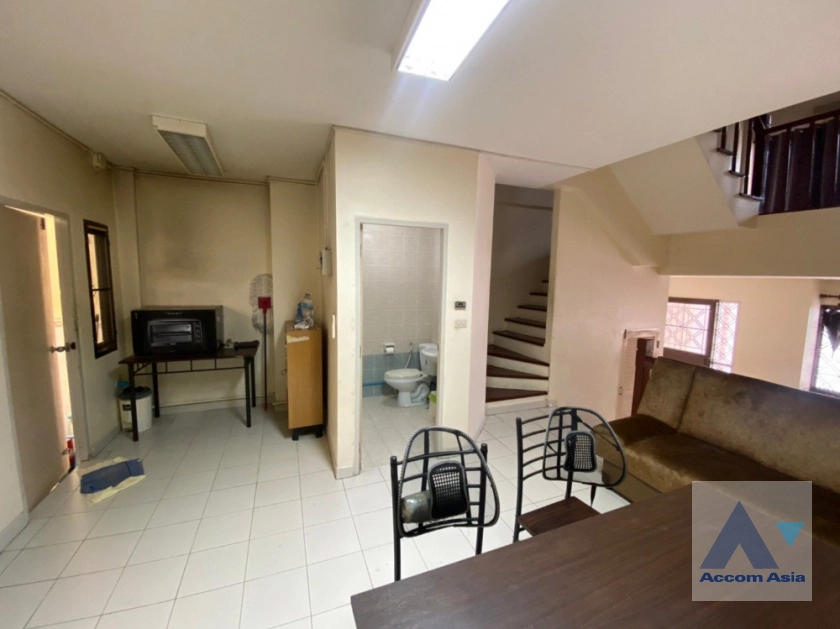 6  3 br Townhouse For Sale in Lat Phrao ,Bangkok  AA41606