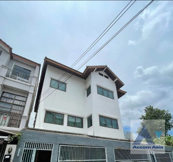  2  4 br House For Sale in Sukhumvit ,Bangkok BTS On Nut AA41646