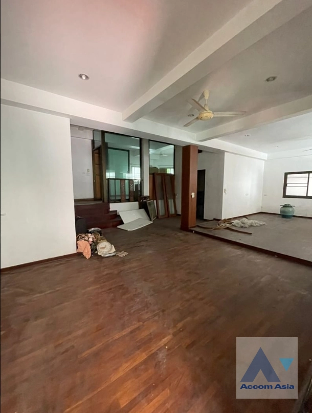 unit 4 Bedrooms  House For Sale in Sukhumvit, Bangkok  near BTS On Nut (AA41646)