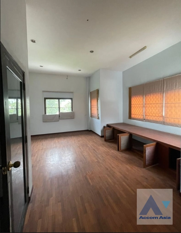 6  4 br House For Sale in Sukhumvit ,Bangkok BTS On Nut AA41646