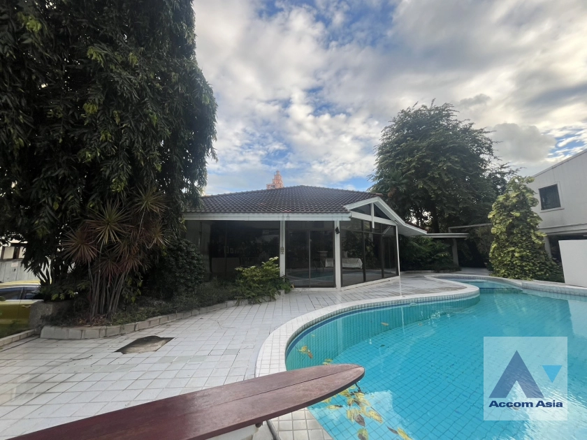 unit 3 Bedrooms  House For Rent & Sale in Sukhumvit, Bangkok  near BTS Phrom Phong (AA41658)