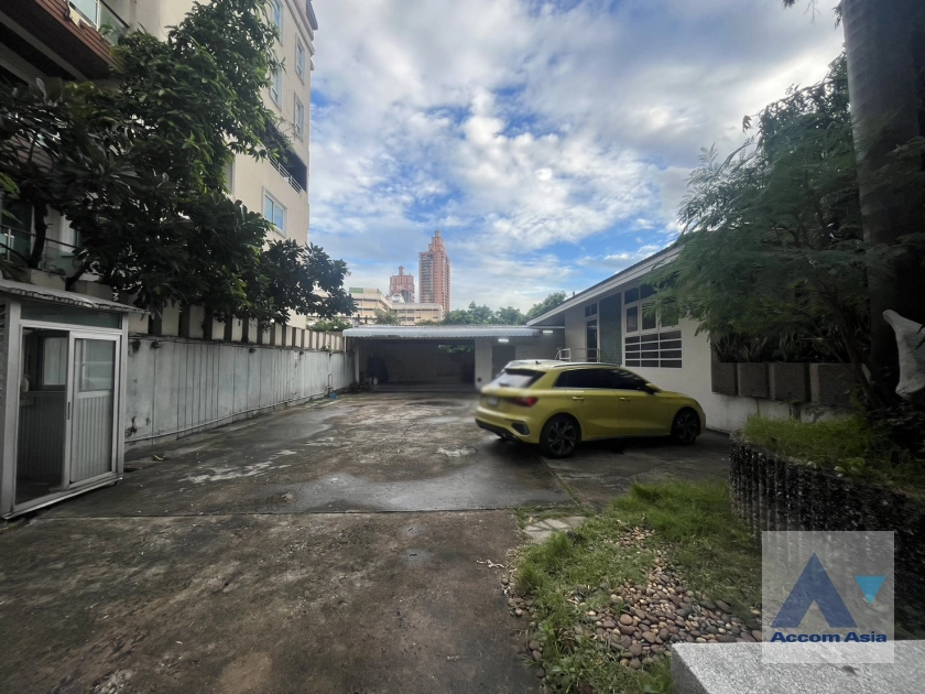 unit 3 Bedrooms  House For Rent & Sale in Sukhumvit, Bangkok  near BTS Phrom Phong (AA41658)