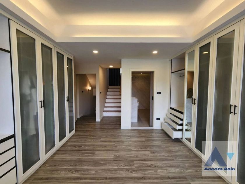 5  3 br House For Rent in Sukhumvit ,Bangkok BTS Phrom Phong AA41663