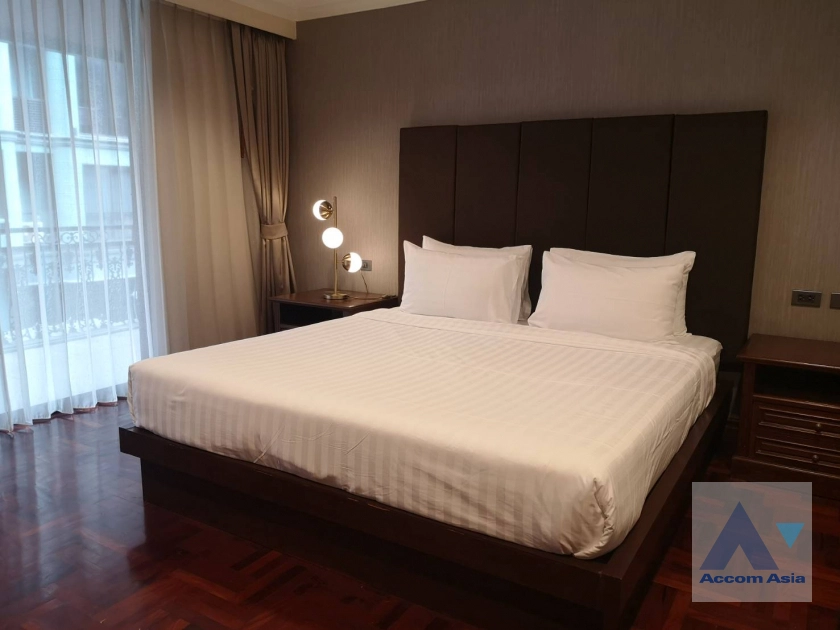 unit 3 Bedrooms  Apartment For Rent in Ploenchit, Bangkok  near BTS Ploenchit (AA41729)