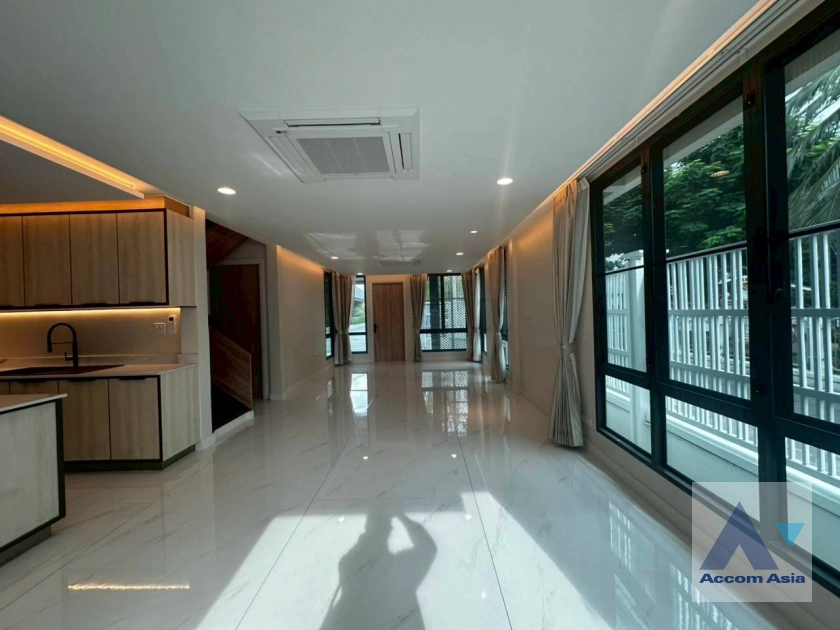 unitPet friendly |  3 Bedrooms  Townhouse For Rent & Sale in Sukhumvit, Bangkok  near BTS Phrom Phong (AA41765)