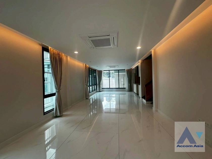 unitPet friendly |  3 Bedrooms  Townhouse For Rent & Sale in Sukhumvit, Bangkok  near BTS Phrom Phong (AA41765)